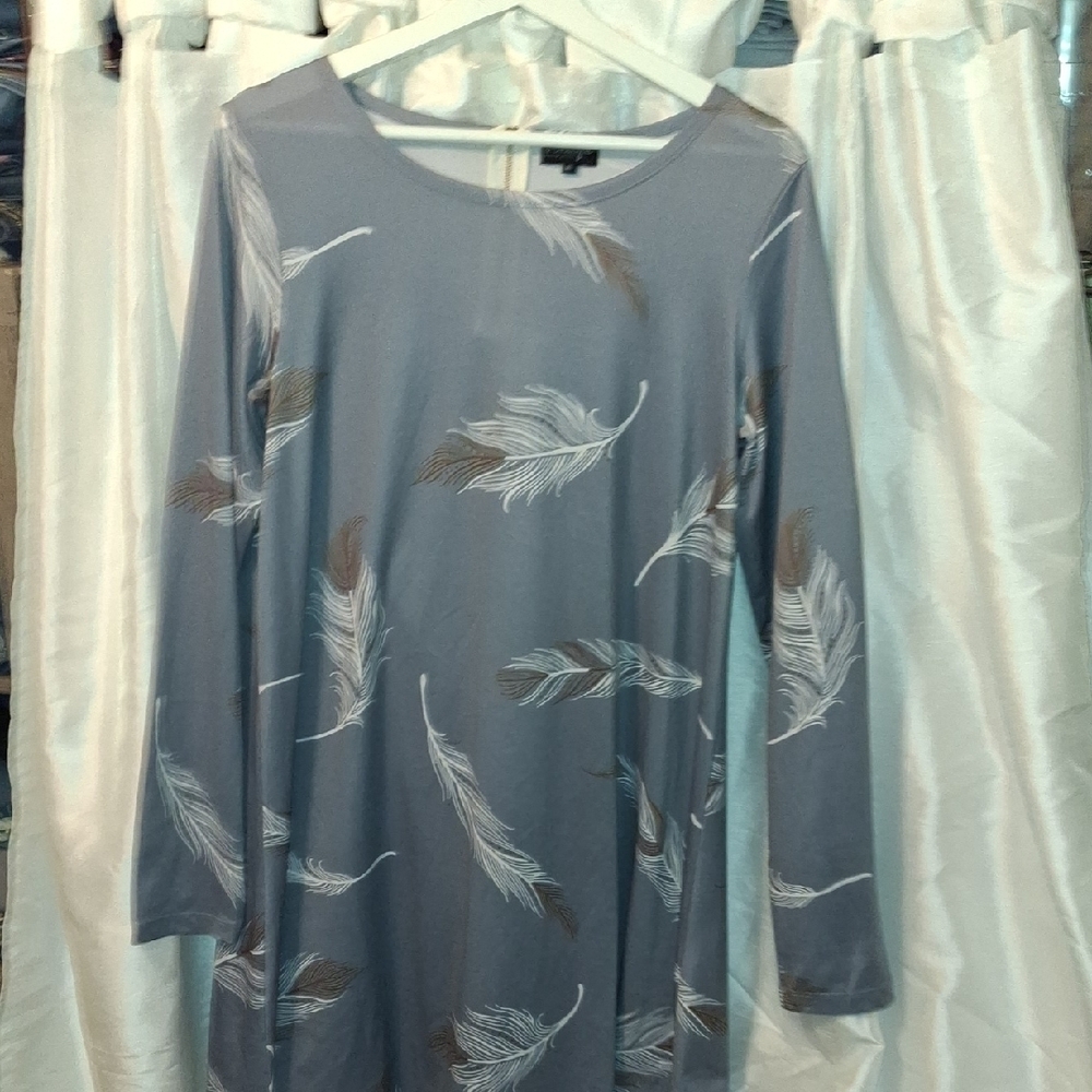 Feather Print Gray Top ❤️‍🩹❤️‍🩹❤️‍🩹❤️‍🩹